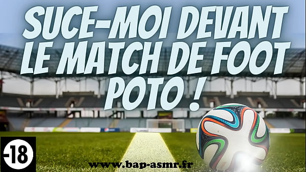 Mon meilleur ami me suce la bite devant un match de foot