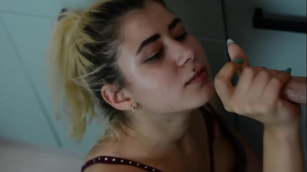 hizo una mamada en la cocina