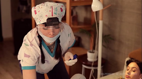Cielitobebe è una dentista che approfitta del suo paziente insieme al suo collega medico (TRAILER)