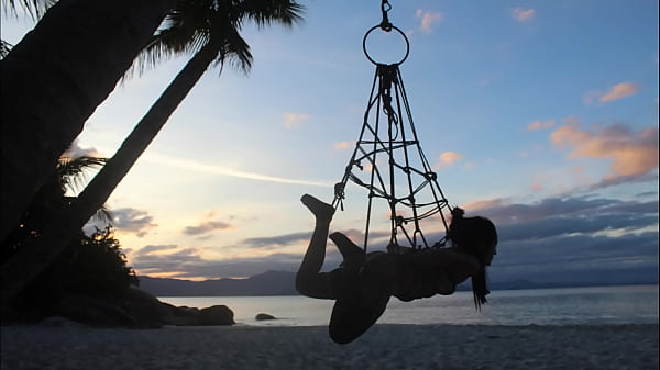 Schöner Teenager zieht sich bdsm aus