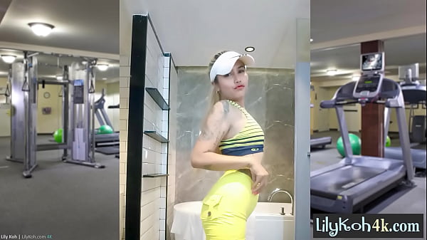 Lily Koh, petite adolescente asiatique, baise sa chatte en solo juste pour ses spectateurs pervers.