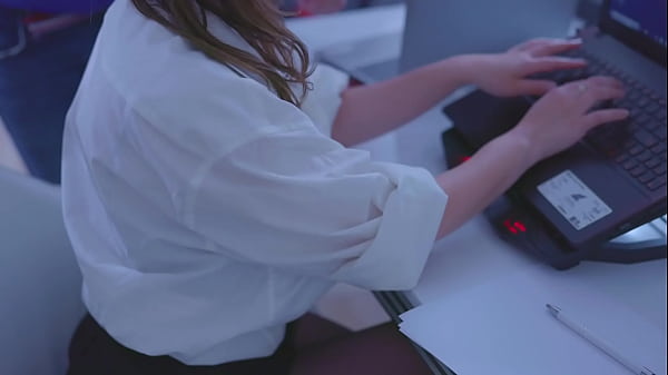 Il capo scopa la segretaria calda e tettona in ufficio. Sesso veloce in ufficio che non può durare più di 1 minuto nella sua figa