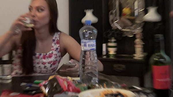 Sehen Sie sich das atemberaubende Teenie-Video an