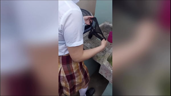 Estudante adolescente lavando a calcinha é surpreendida pelo padrasto quando não há mais ninguém em casa, um verdadeiro caseiro.