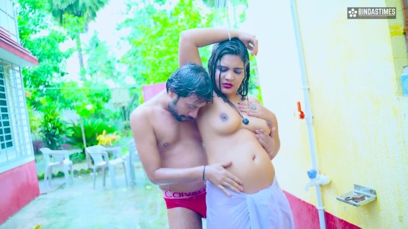 Der alte Desi-Bhabhi wurde beim Baden im Freien gesehen und im Freien gefickt.