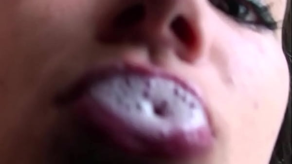 Dünne Latina fickt wild einen geilen blonden Kerl