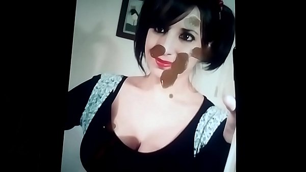 Omaggio di sborra caldo succoso e gustoso per quel viso dolce, carino e sexy