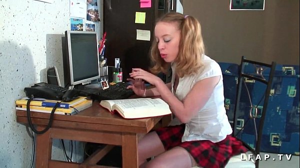 Estudante vagabunda seriamente sodomizada com uma boa gozada facial