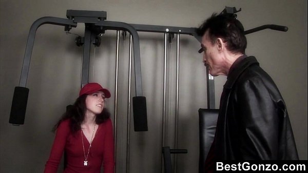 Esta niñera hará cualquier cosa para conservar su trabajo... cualquier cosa