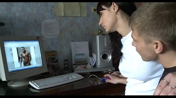 Playgirl coquine lève ses longues jambes.