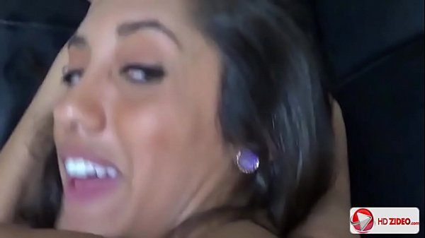 Ela adora chupar o pau do amante porque ele não é mais do que o marido