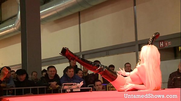 Zorra sexy se ensucia en el escenario