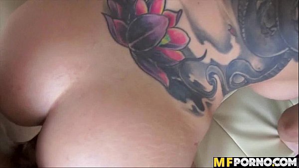 Süßes junges Mädchen posiert