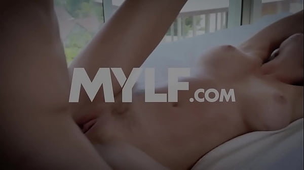 TeenPies - 射入饥渴的拉丁少女 Mia Hurley 的阴户内