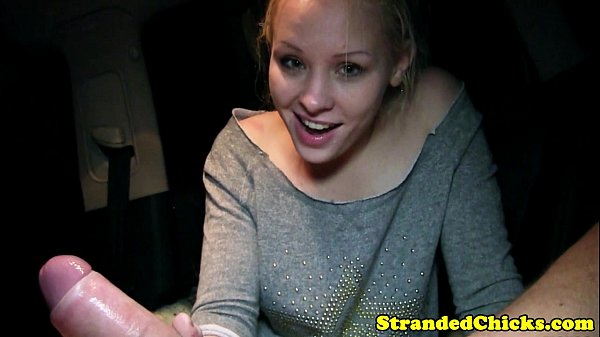 Blonde Anhalterin lutscht und wichst Schwanz