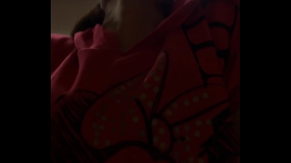 Ragazza asiatica succhia forte il cazzo di un ragazzo.