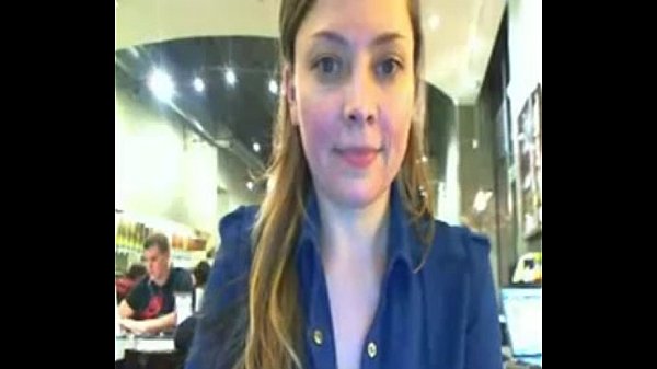 Cam-Model zieht sich vor der Webcam in einem sehr überfüllten Café aus und zeigt sie