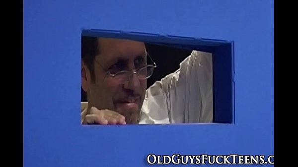 Euro-Teenager wichst älteren Menschen