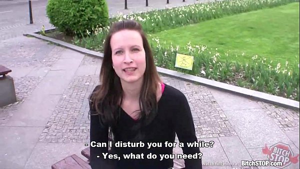 Cagna STOP - Evelyn Lopez scopa nel bagno pubblico